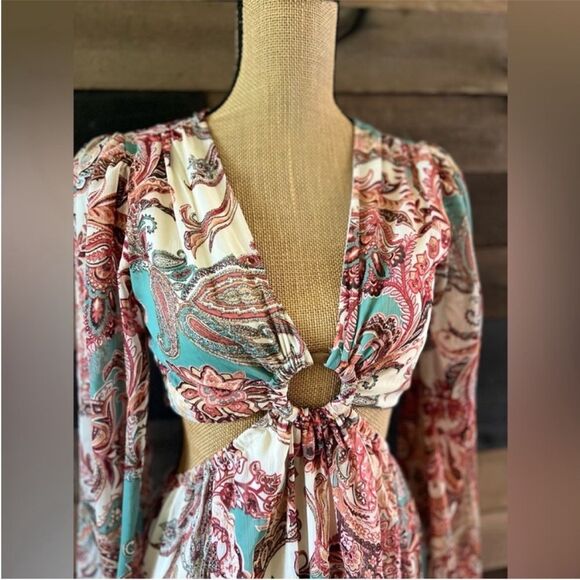 Jessica Simpson Long Bubble Sleeve Cut Out Sides Paisley Maxi Dress - Picture 7 of 7